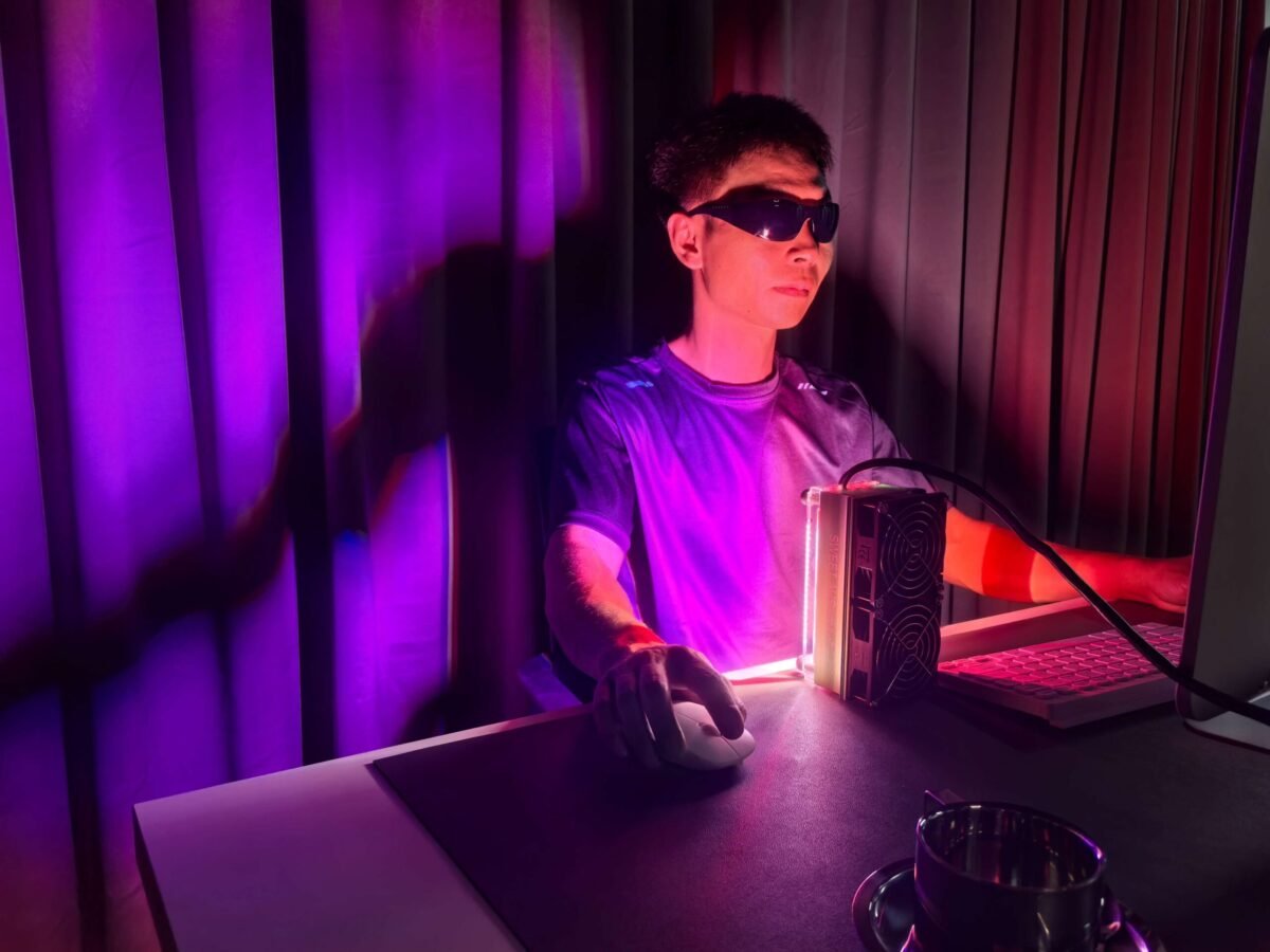 Sweet Aurora-O office light therapy device for Natural Brain Fog Relief & Focus Boost during work hours